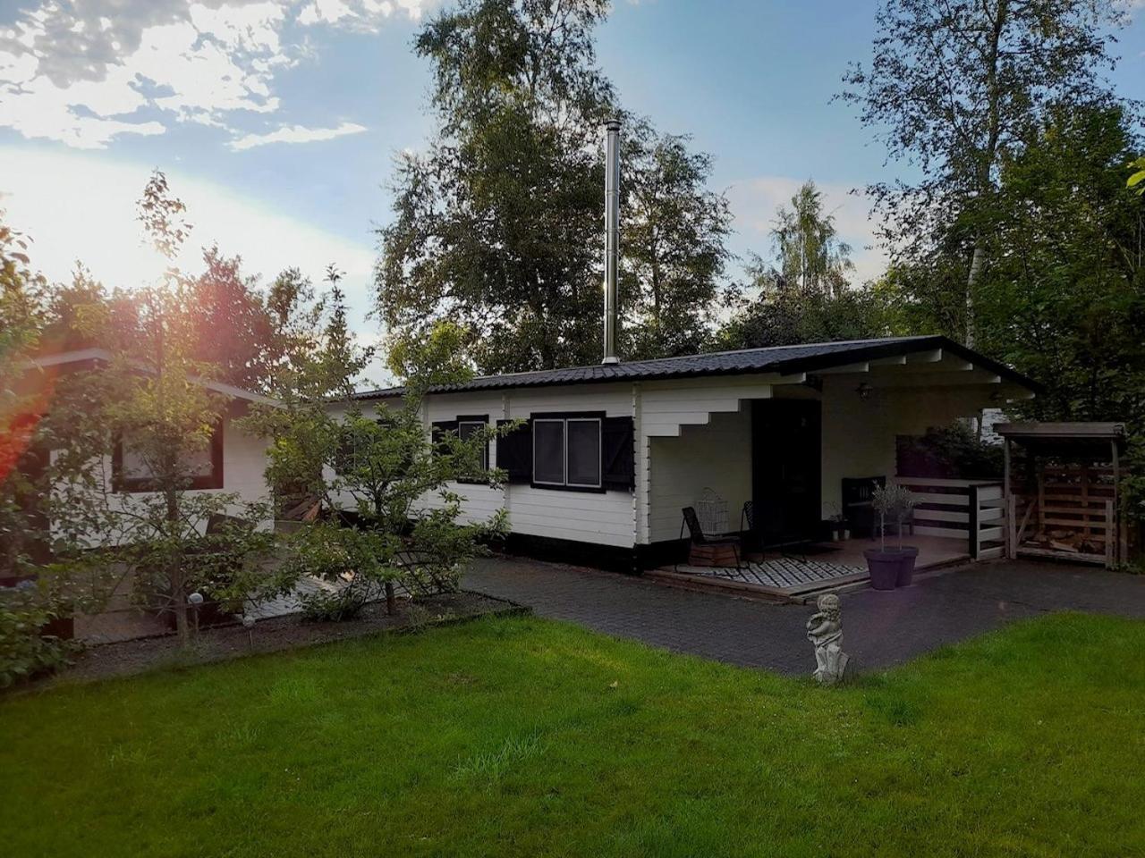 Carpe Diem, Het Ruime Chalet Met Houtkachel Nabij Wildlands Emmen Schoonebeek Extérieur photo